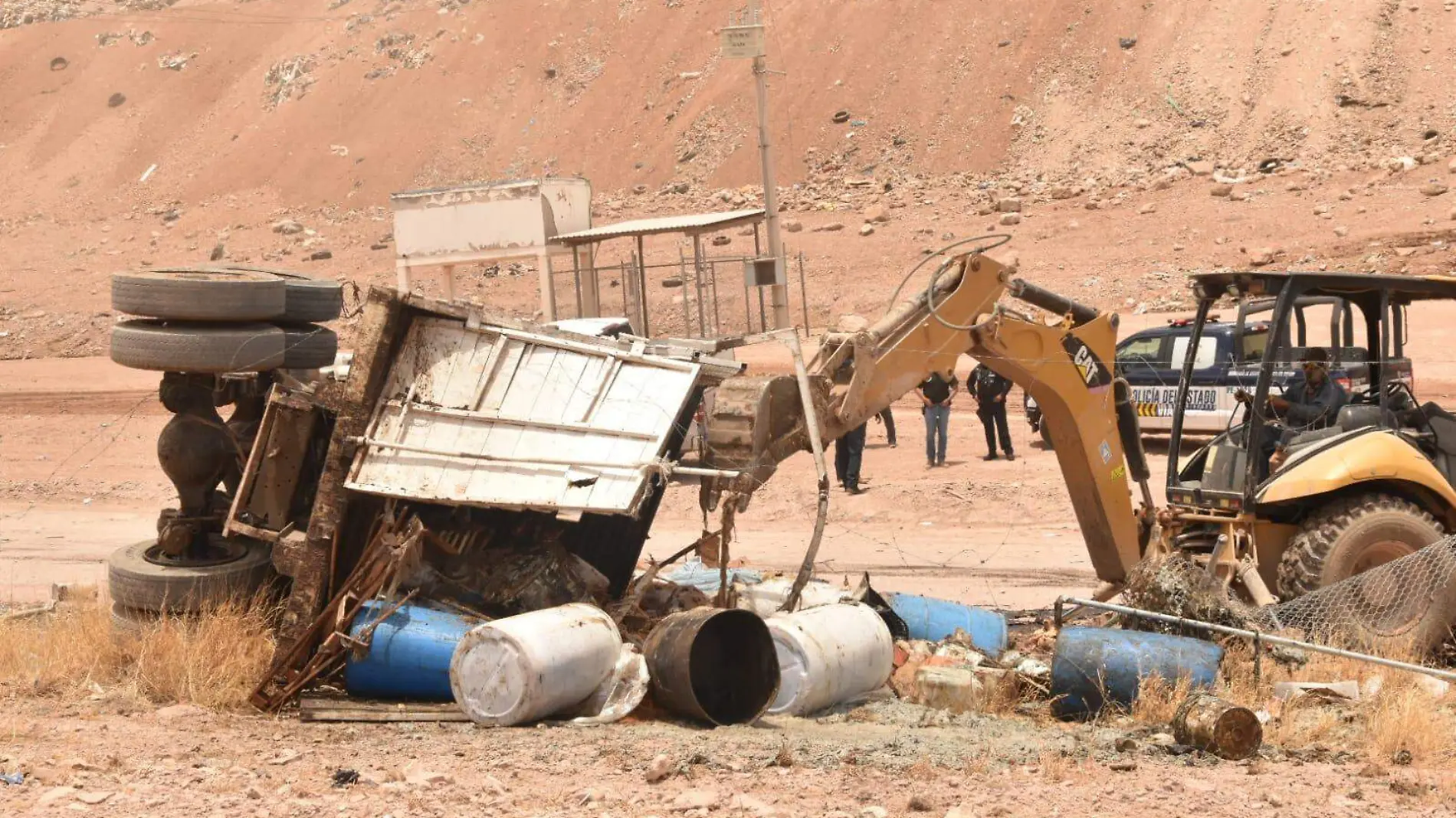 camión de basura y vuelca